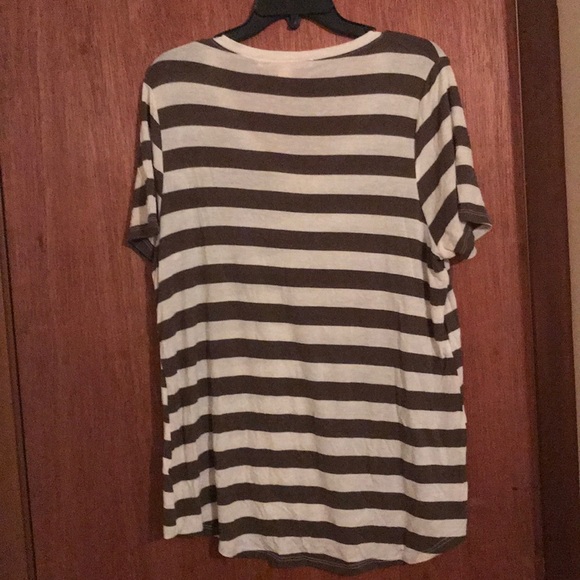 V Neck Tee - Picture 4 of 4